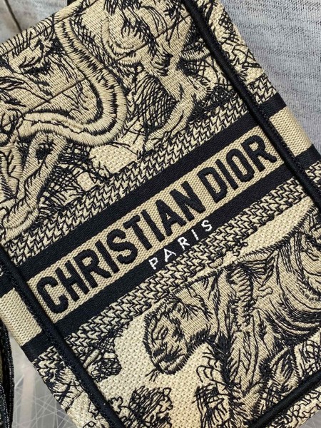  Handbag   Dior  size  13.5*5*18 cm