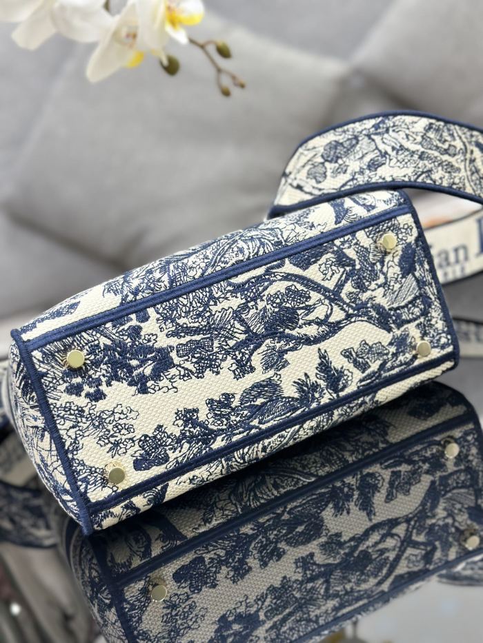 Handbag   Dior   M0565  size  24 x 20 x 11  cm