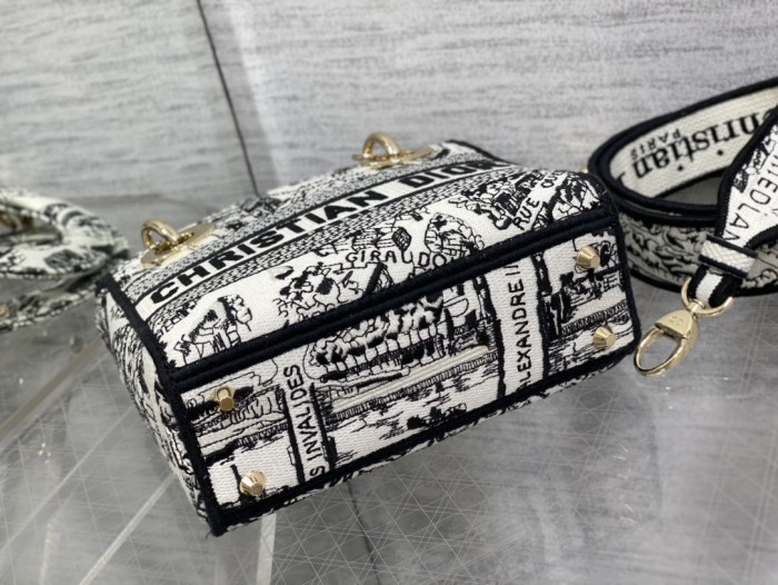 Handbag   Dior  size  17*7*15 cm