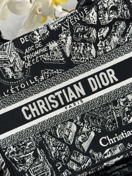 Handbag   Dior M1286 size 26.5 x 21 x 14   cm