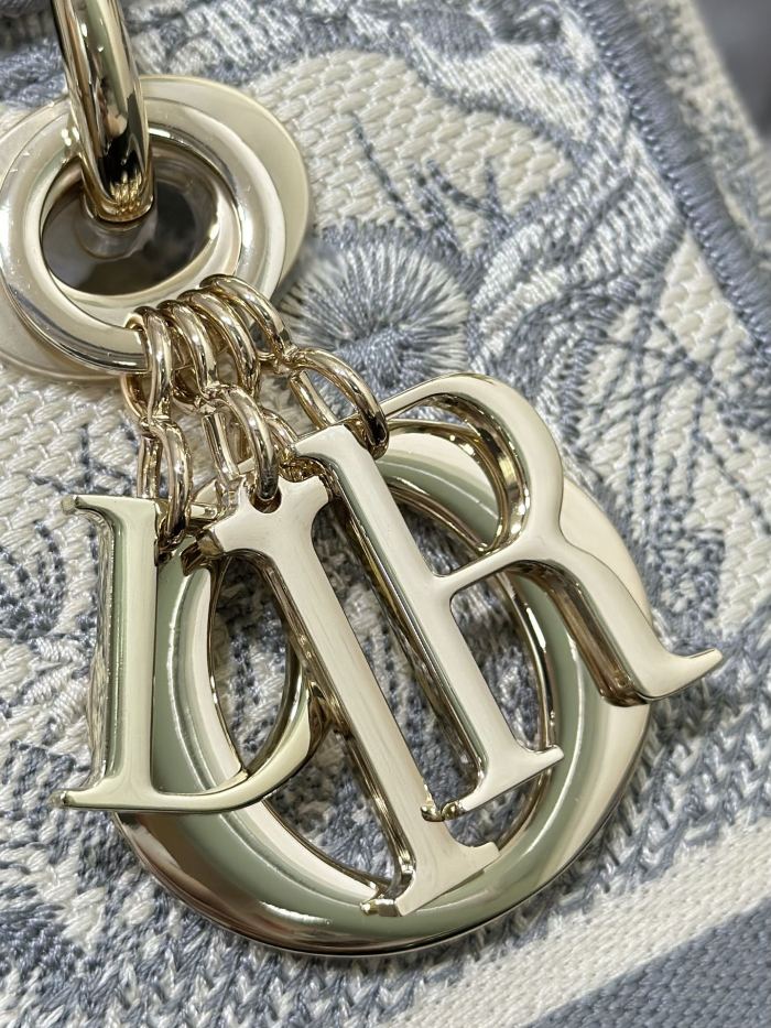 Handbag   Dior  M0565 size  24 x 20 x 11  cm