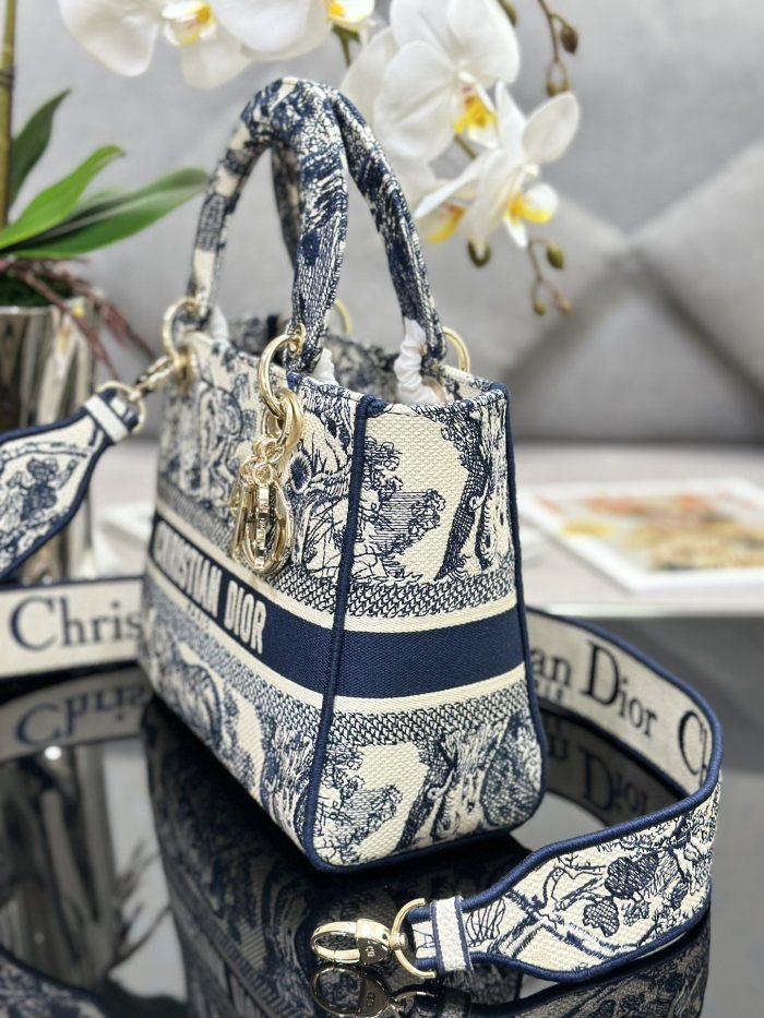 Handbag   Dior   M0565  size  24 x 20 x 11  cm