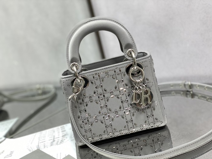 Handbag   Dior  size  17 cm