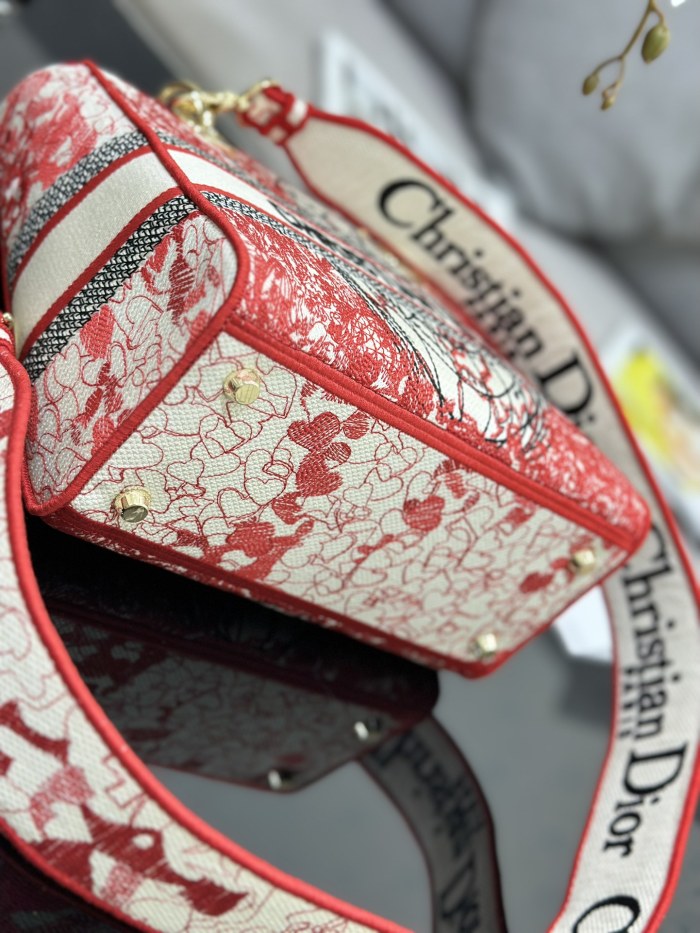 Handbag   Dior  M0565  size  24*20*11  cm