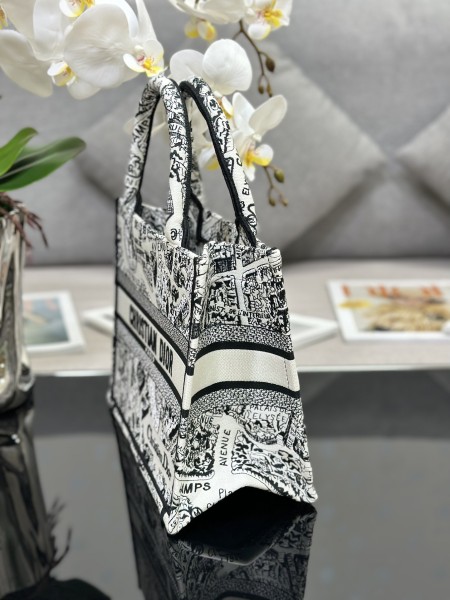 Handbag   Dior  M1286  size  26.5 x 21 x 14  cm