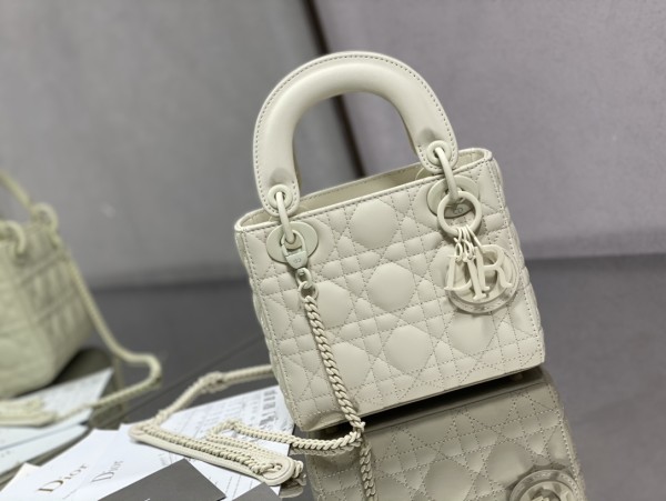  Handbag   Dior  size 17 cm