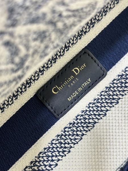 Handbag   Dior   M0565  size  24 x 20 x 11  cm