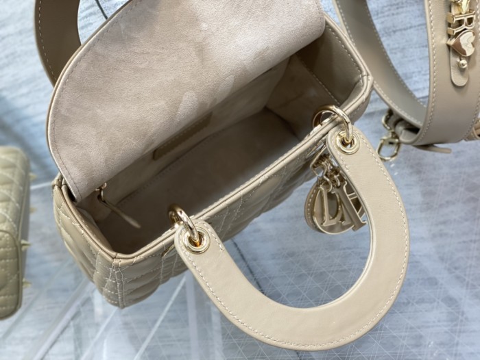  Handbag   Dior  size  20 cm