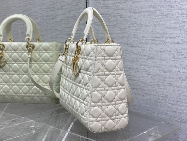 Handbag   Dior  size  32 cm