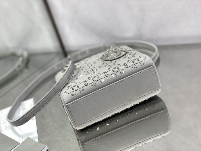 Handbag   Dior  size  17 cm