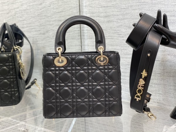 Handbag   Dior  size 20 cm 