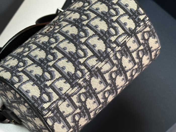 Handbag   Dior  93367  size  17 x11 x 11  cm