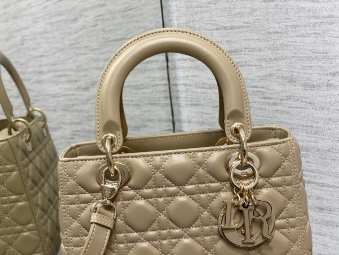  Handbag   Dior  size  24 cm