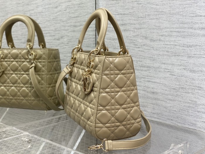  Handbag   Dior  size  24 cm