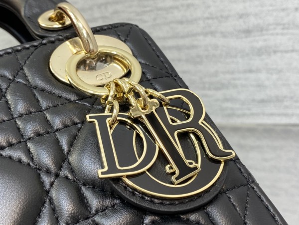 Handbag   Dior  size  17 cm
