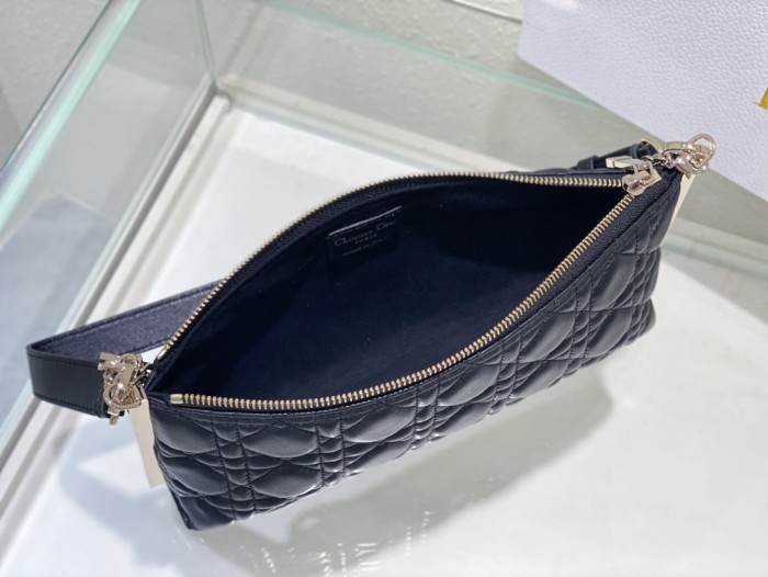 Handbag   Dior  size  27 x 12 x 5  cm