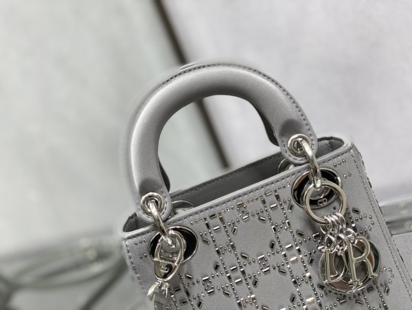 Handbag   Dior  size  17 cm