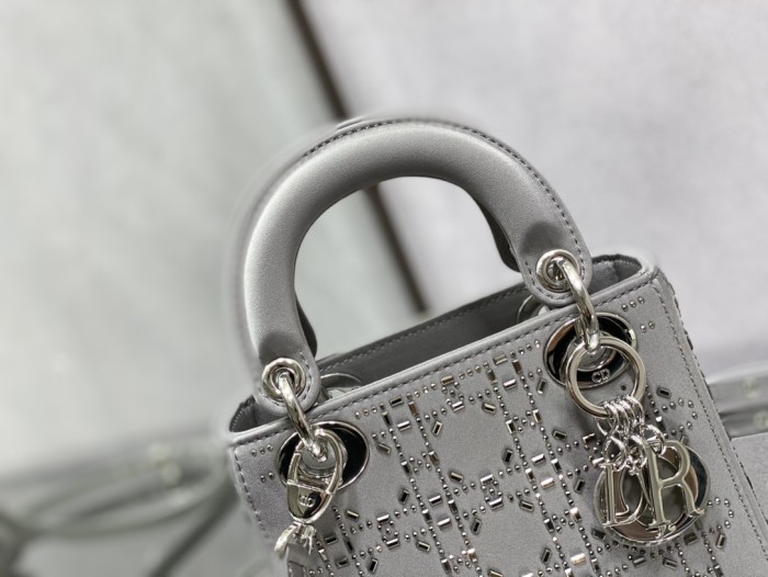 Handbag   Dior  size  17 cm