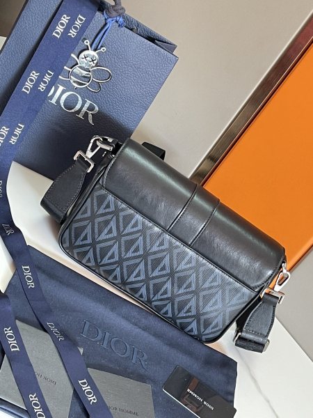 Handbag   Dior  93369   size  27 x 17 x 9  cm