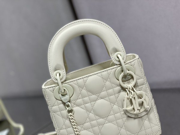  Handbag   Dior  size 17 cm