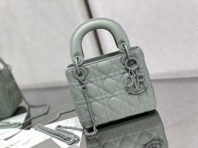  Handbag   Dior  size  17 cm
