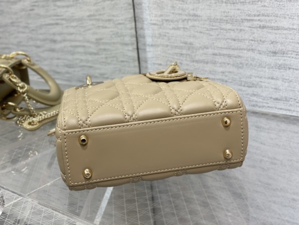 Handbag   Dior  size  17 cm