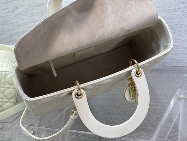 Handbag   Dior  size  32 cm