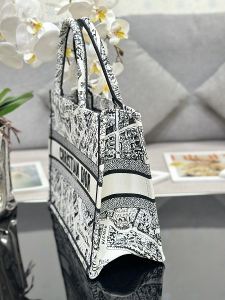 Handbag   Dior  M1286  size  36 x 27.5 x 16.5  cm