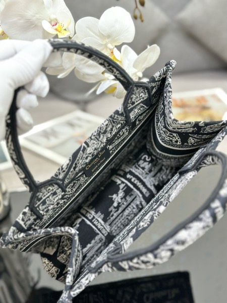 Handbag   Dior M1286 size 26.5 x 21 x 14   cm