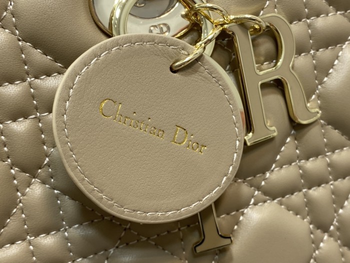  Handbag   Dior  size  32 cm