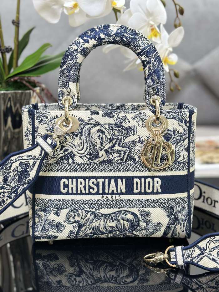 Handbag   Dior   M0565  size  24 x 20 x 11  cm