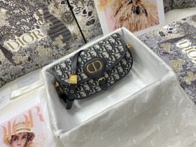  Handbag   Dior  M9327  size  22 x 13 x 5  cm
