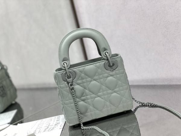  Handbag   Dior  size  17 cm