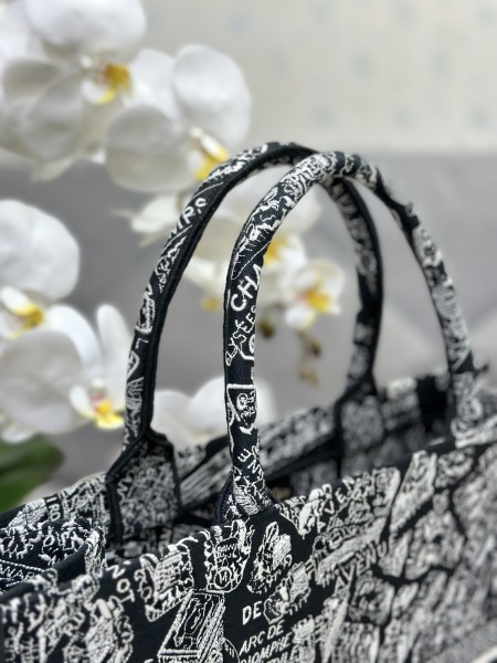 Handbag   Dior   M1286  size  42 x 35 x 18.5  cm