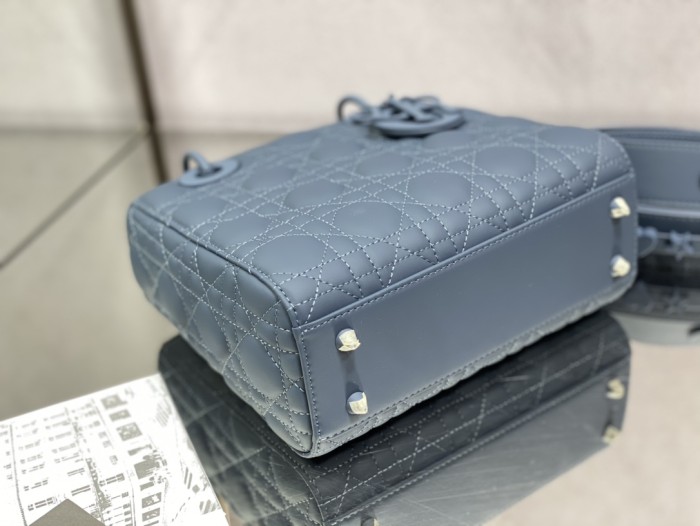 Handbag   Dior  size  20 cm