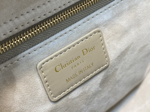  Handbag   Dior  size  32 cm