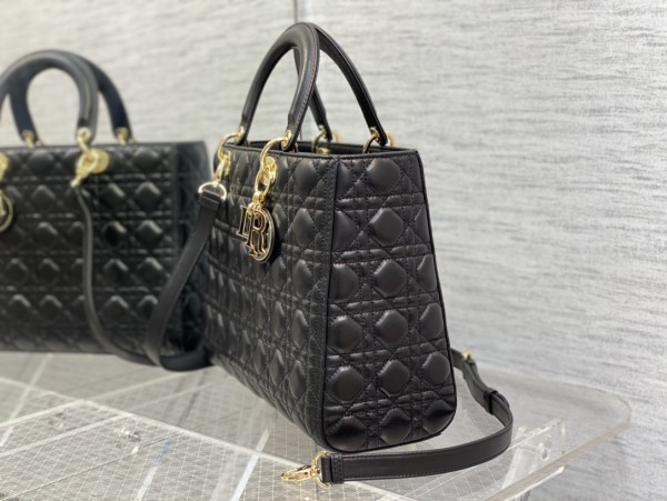 Handbag   Dior  size  32  cm