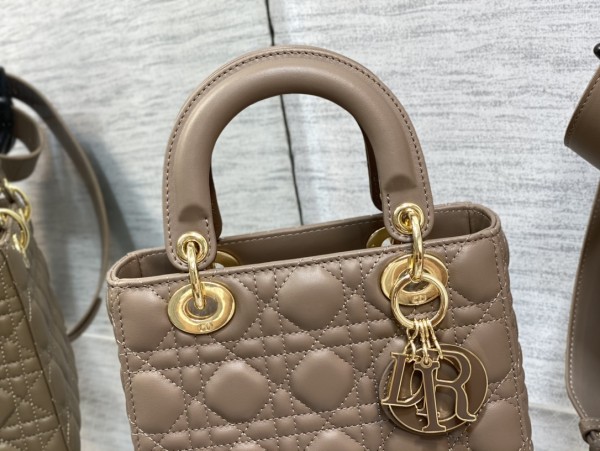 Handbag   Dior size  20 cm