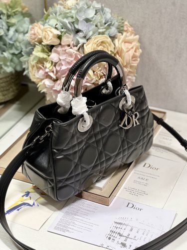 Handbag   Dior   0062  size  30*18.5*11.5 cm