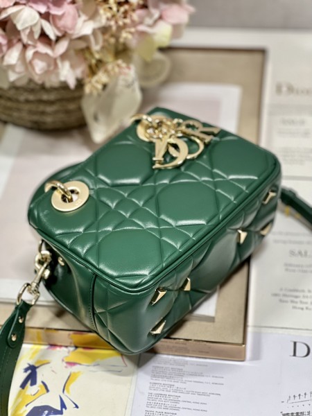 Handbag   Dior  0062  size  19*13*8 cm