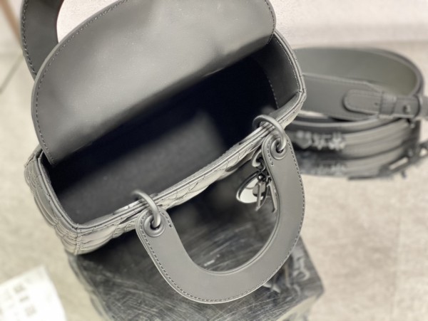  Handbag   Dior  size  20 cm