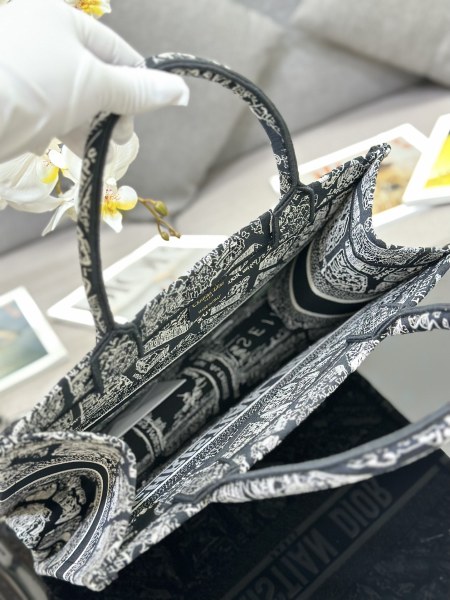 Handbag   Dior  M1286  size  36 x 27.5 x 16.5   cm