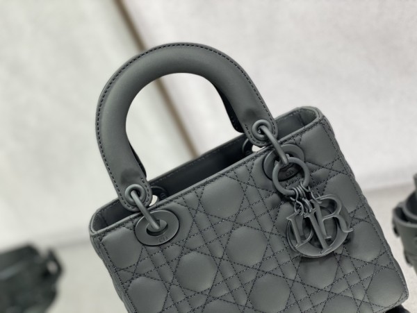  Handbag   Dior  size  20 cm