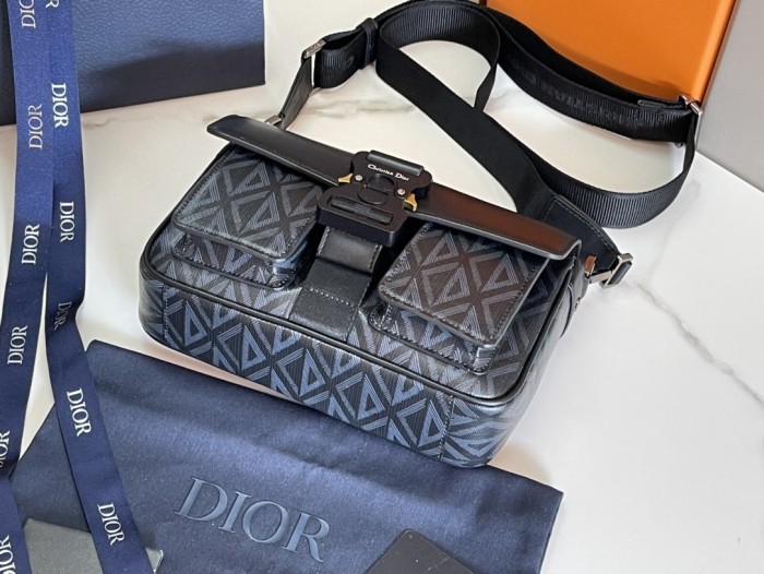 Handbag   Dior  93369   size  27 x 17 x 9  cm