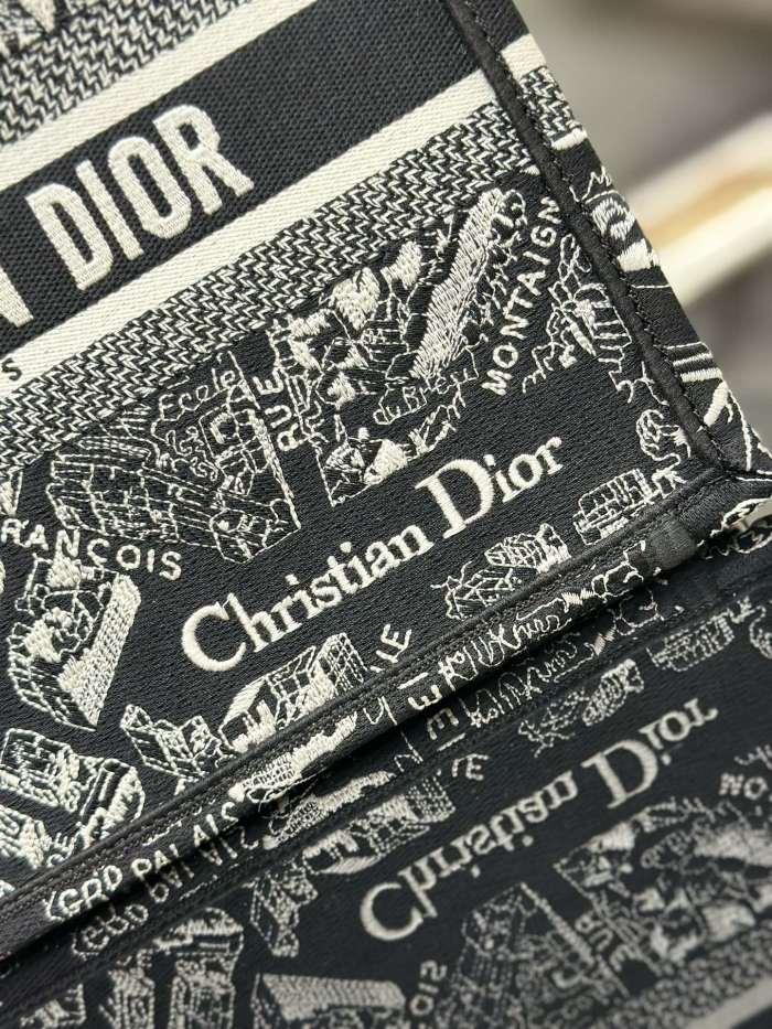 Handbag   Dior M1286 size 26.5 x 21 x 14   cm