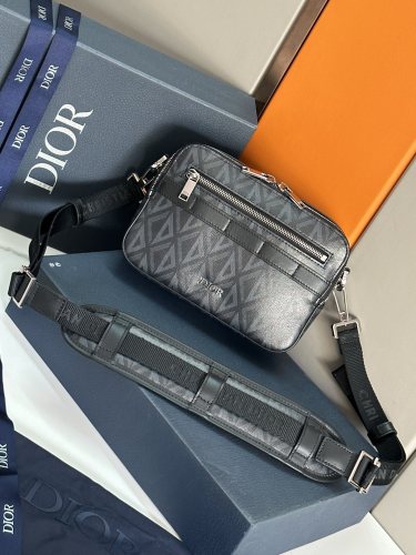 Handbag   Dior  93307  size  22 x 15 x 6  cm