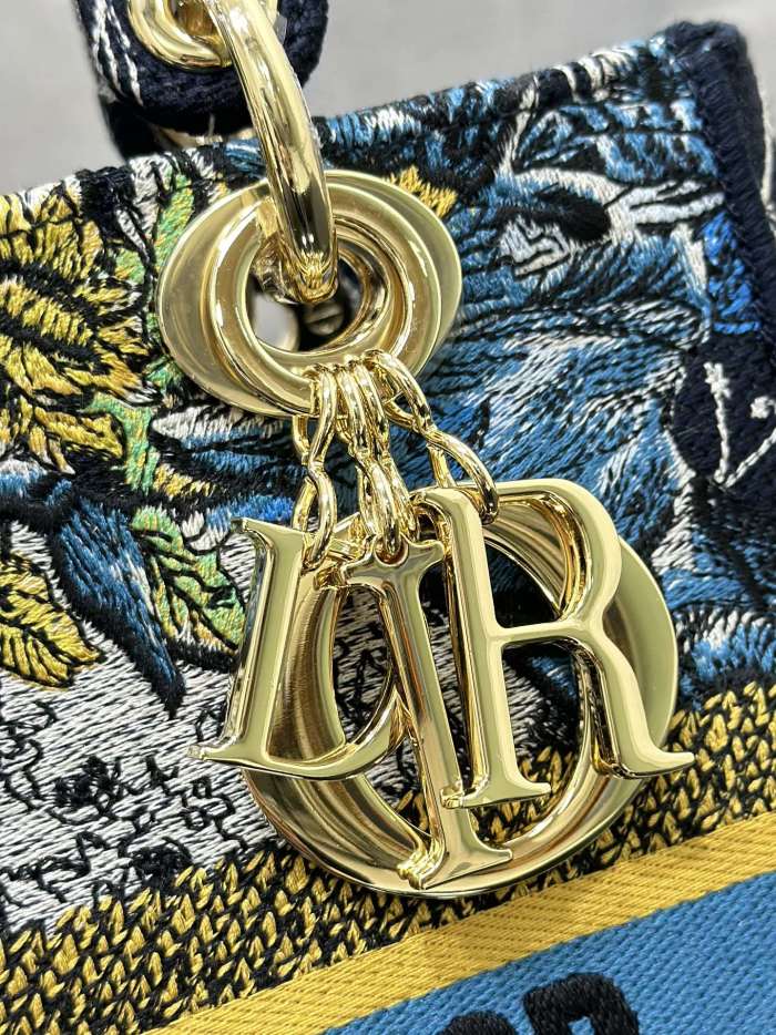 Handbag   Dior  M0565  size  24*20*11  cm