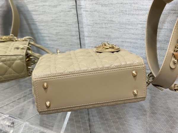  Handbag   Dior  size  20 cm