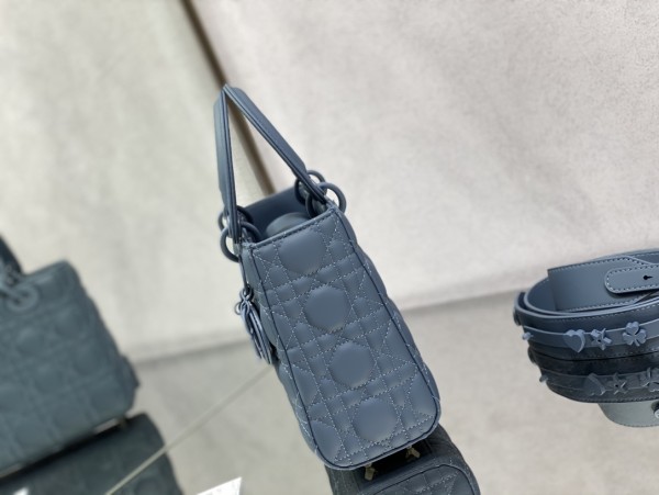 Handbag   Dior  size  20 cm