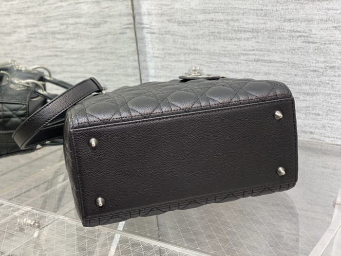 Handbag   Dior  size  24 cm